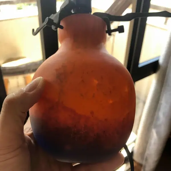 Foto de um(a) Antigo Abajur Luminária Mesa Art Deco Murano Pâte De Verre, da categoria de Abajures. Antiga luminária Art Deco artística, ricamente moldado a mão em pâte de verre, assinado Art’d Frans. Década de 1950.... Mostrado de uma perspectiva diferente. Vendido no marketplace Trésors.