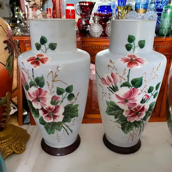 Foto de um(a) Antigo Raro Par De Vasos Em Opalina Francesa Art Nouveau, da categoria de Vasos. Antigo e raro par de vasos artísticos em opalina francesa, cor azul bebê, decoração floral pintada à mão. Peças imponentes e... Mostrado de uma perspectiva diferente. Vendido no marketplace Trésors.