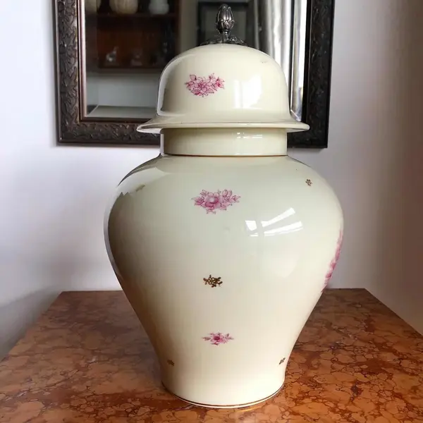 Foto de um(a) Antigo Raro Potiche Em Porcelana Alemã Rosenthal, da categoria de Vasos e recipientes. Rosenthal. Antigo potiche em porcelana artística alemã, da renomada manufatura Rosenthal, uma das melhores porcelanas do... Mostrado de uma perspectiva diferente. Vendido no marketplace Trésors.