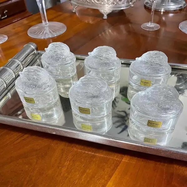 Foto de um(a) Antigas Caixinhas Art Deco Em Cristal Francês Luminarc, da categoria de Cestos e Caixas. Luminarc - Verrerie D’arques. France. Antigo e inusitado conjunto de 6 caixinhas em cristal francês, com decoração de porco... Mostrado de uma perspectiva diferente. Vendido no marketplace Trésors.