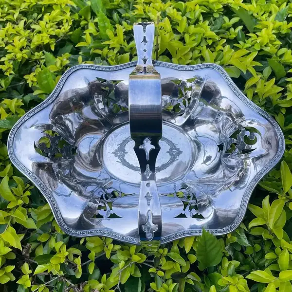 Foto de um(a) Wilcox Silver Antigo Raro Centro De Mesa Cesta Prata Inglesa, da categoria de Centro de mesa. Wilcox Silver Plate Co. Antigo centro de mesa, cesta em metal inglês espessurado a prata. Peça de ótima qualidade e toda... Mostrado de uma perspectiva diferente. Vendido no marketplace Trésors.