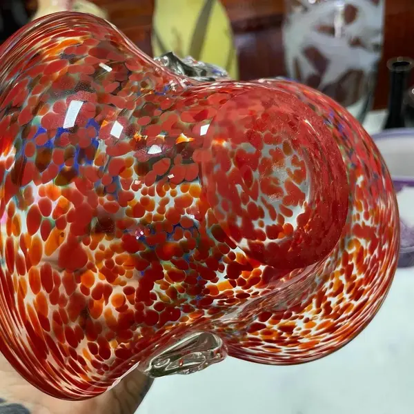 Foto de um(a) Antiga Cesta Decorativa Em Murano Italiano Vermelho Rubi, da categoria de Cestos e Caixas. Antiga cesta decorativa em Murano italiano translúcido com rajados vermelho rubi. Feita à mão. Período Art Deco. Altura... Mostrado de uma perspectiva diferente. Vendido no marketplace Trésors.