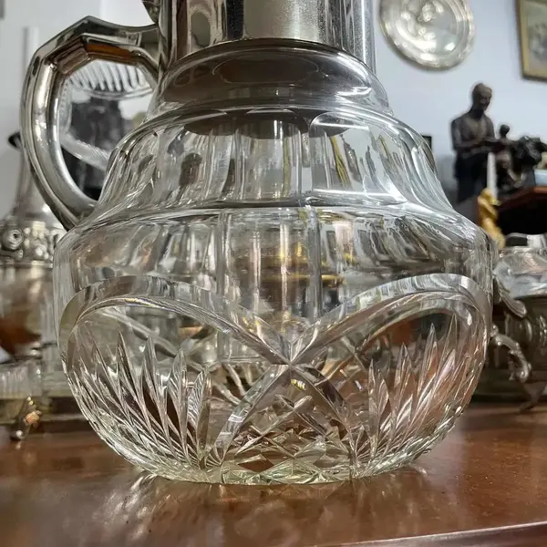 Foto de um(a) Antiga Rara Grande Jarra Refresqueira Art Deco Cristal E Wmf, da categoria de Jarros. WMF. Antiga e grande jarra refresqueira em cristal alemão ricamente lapidado à mão, bocal e alça em metal prateado da famosa... Mostrado de uma perspectiva diferente. Vendido no marketplace Trésors.