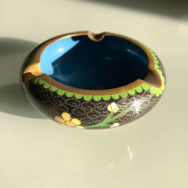 Foto de um(a) Antigo Trio De Cinzeiros Orientais Em Bronze Cloisonné, da categoria de Cinzeiros. Antigos e lindos cinzeiros orientais feitos à mão em Cloisonné. Decorados com flores e folhagens, com esmalte azul na parte... Mostrado de uma perspectiva diferente. Vendido no marketplace Trésors.