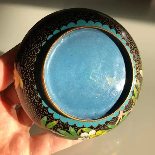 Foto de um(a) Antigo Trio De Cinzeiros Orientais Em Bronze Cloisonné, da categoria de Cinzeiros. Antigos e lindos cinzeiros orientais feitos à mão em Cloisonné. Decorados com flores e folhagens, com esmalte azul na parte... Mostrado de uma perspectiva diferente. Vendido no marketplace Trésors.