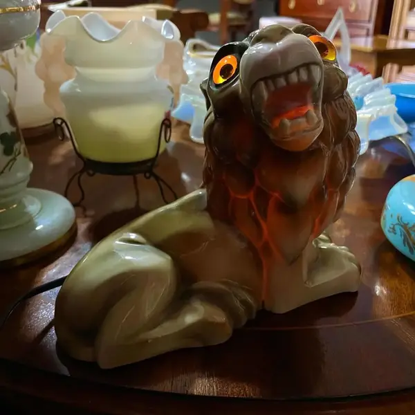 Foto de um(a) Antiga Escultura Abajur Leão Porcelana Italiana Capodimonte, da categoria de Abajures. Capodiomonte. Antigo e raro abajur no formato de leão com traços do período Art Deco, peça artística, feita à mão. Porcelana... Mostrado de uma perspectiva diferente. Vendido no marketplace Trésors.