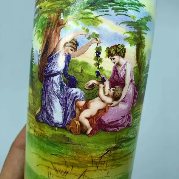 Foto de um(a) Antigo Raro Vaso Jarro Em Porcelana Austríaca Joseph Strnact, da categoria de Vasos. JS - Joseph Strnact. Antigo e lindo vasinho artístico em porcelana austríaca. Pintado à mão. Cada lado da peça tem uma cena... Mostrado de uma perspectiva diferente. Vendido no marketplace Trésors.
