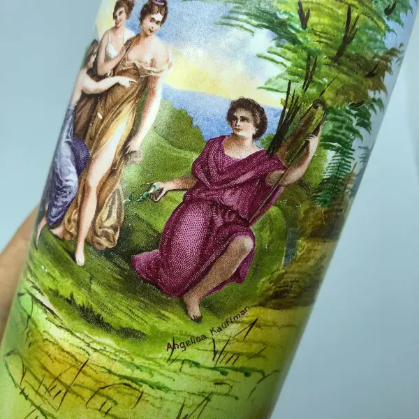 Foto de um(a) Antigo Raro Vaso Jarro Em Porcelana Austríaca Joseph Strnact, da categoria de Vasos. JS - Joseph Strnact. Antigo e lindo vasinho artístico em porcelana austríaca. Pintado à mão. Cada lado da peça tem uma cena... Mostrado de uma perspectiva diferente. Vendido no marketplace Trésors.