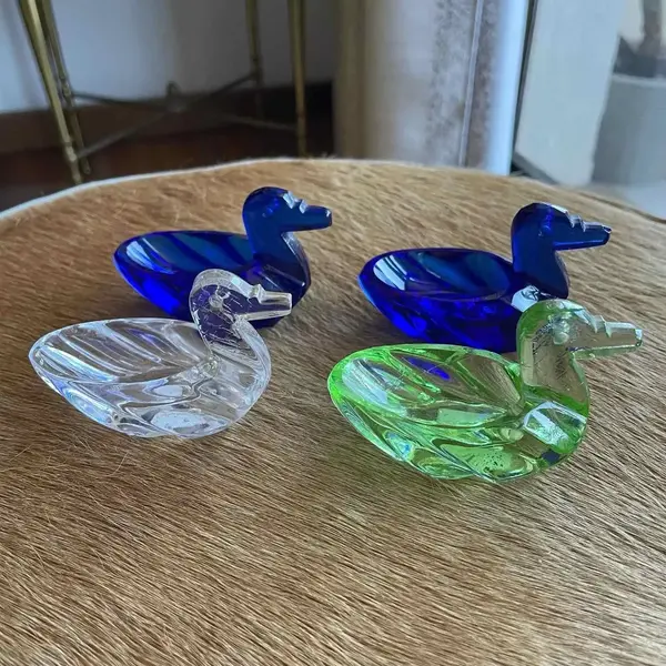 Foto de um(a) Antigo Conjunto Patinhos Saleiro Em Cristal Francês Baccarat, da categoria de Saleiros e pimenteiros. Baccarat. Coleção com 4 patinhos para temperos (sal e pimenta) em cristal francês da renomada manufatura Baccarat. Todas as... Mostrado de uma perspectiva diferente. Vendido no marketplace Trésors.