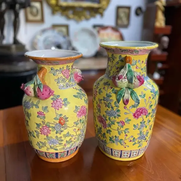 Foto de um(a) Antigo Raro Par Vaso Jarro Oriental Em Porcelana Japonesa, da categoria de Vasos. Antigo e especial par de vasos orientais em porcelana artística japonesa. Ricamente pintados à mão, decoração com flores e... Mostrado de uma perspectiva diferente. Vendido no marketplace Trésors.