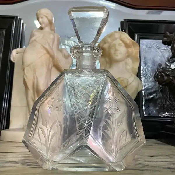 Foto de um(a) Antiga Garrafa Licoreira Art Deco Cristal Tcheco Karl Palda, da categoria de Garrafas. Karl Palda. Antiga e especial garrafa em cristal tcheco facetado, toda lapidada à mão. Delicada lapidação com flores.... Mostrado de uma perspectiva diferente. Vendido no marketplace Trésors.