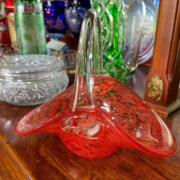 Foto de um(a) Antiga Cesta Decorativa Em Murano Italiano Vermelho Rubi, da categoria de Cestos e Caixas. Antiga cesta decorativa em Murano italiano translúcido com rajados vermelho rubi. Feita à mão. Período Art Deco. Altura... Mostrado de uma perspectiva diferente. Vendido no marketplace Trésors.