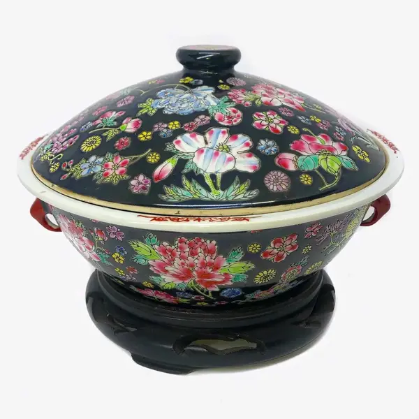 Foto de um(a) Antiga Caixa Sopeira Centro De Mesa Oriental Porcelana China, da categoria de Terrinas de sopa. Antiga e grande caixa oriental, pode ser uma sopeira ou centro de mesa. Em porcelana chinesa com belíssima decoração floral... Mostrado de uma perspectiva diferente. Vendido no marketplace Trésors.