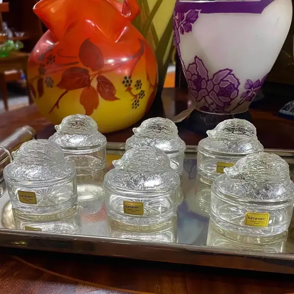 Foto de um(a) Antigas Caixinhas Art Deco Em Cristal Francês Luminarc, da categoria de Cestos e Caixas. Luminarc - Verrerie D’arques. France. Antigo e inusitado conjunto de 6 caixinhas em cristal francês, com decoração de porco... Mostrado de uma perspectiva diferente. Vendido no marketplace Trésors.