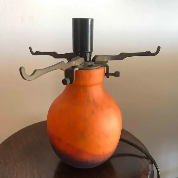 Foto de um(a) Antigo Abajur Luminária Mesa Art Deco Murano Pâte De Verre, da categoria de Abajures. Antiga luminária Art Deco artística, ricamente moldado a mão em pâte de verre, assinado Art’d Frans. Década de 1950.... Mostrado de uma perspectiva diferente. Vendido no marketplace Trésors.