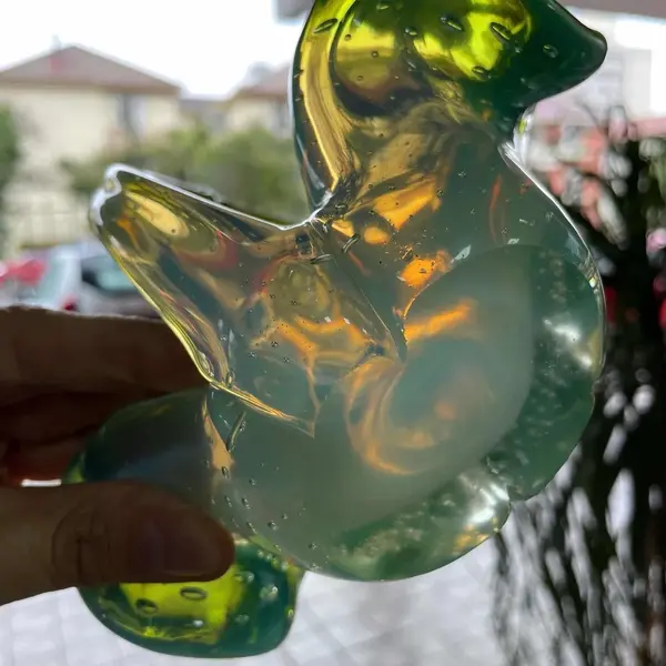 Foto de um(a) Antiga Cesta Decorativa Bowl Murano Italiano Opalescente, da categoria de Centro de mesa. Antiga cesta decorativa em legítimo Murano Italiano, cor verde rubi e detalhes opalescente, peça feita à mão. Período Art... Mostrado de uma perspectiva diferente. Vendido no marketplace Trésors.