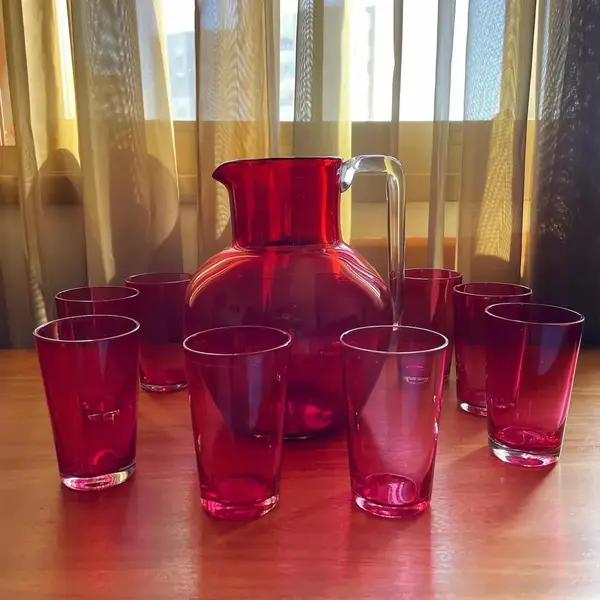 Foto de um(a) Antigo Conjunto De Jarra Com Copos Art Deco Cristal Francês, da categoria de Jarros. Para servir ou decorar com esse antigo e elegante conjunto de jarra com 10 copinhos em cristal francês soufflé gomado da... Mostrado de uma perspectiva diferente. Vendido no marketplace Trésors.