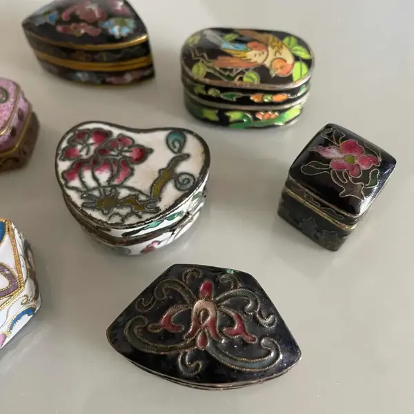 Foto de um(a) Antiga Rara Coleção Com 7 Caixinhas Em Metal Cloisonné, da categoria de Outros colecionáveis. Peças feitas à mão. Século XX.Muito decorativas e colecionares. Bem conversadas Medida da maior aproximadamente 4cm. Mostrado de uma perspectiva diferente. Vendido no marketplace Trésors.