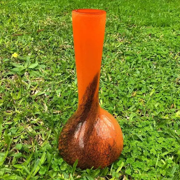 Foto de um(a) Antigo Jarro Vaso Alto Solitário Em Murano Italiano Laranja, da categoria de Vasos. Lindo vaso em Murano italiano feito à mão. Peça imponente. Período Art Deco. Cores vivas e brilhantes, muito decorativo. ... Mostrado de uma perspectiva diferente. Vendido no marketplace Trésors.