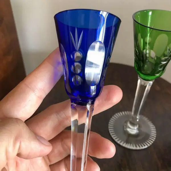 Foto de um(a) Antigo Par De Cálices Cristal Francês Baccarat Azul E Verde, da categoria de Taças. Antigo par de cálices em cristal francês Baccarat, corpo e hastes ricamente lapidados à mão, Cristal doublé verde e azul.... Mostrado de uma perspectiva diferente. Vendido no marketplace Trésors.