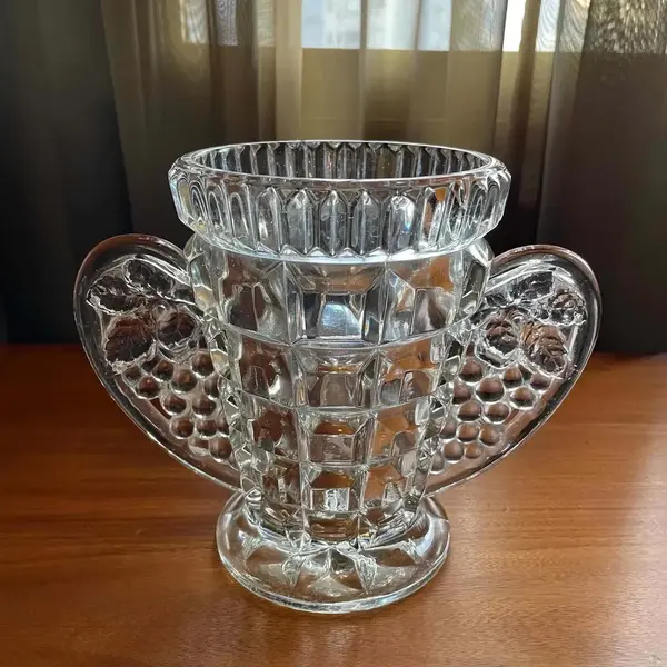 Foto de um(a) Antigo Raro Vaso Art Deco Em Vidro Tcheco Libochovice Glass, da categoria de Vasos. Libochovice Glass - Tchecoslováquia. Antigo e raro vaso em vidro artístico com incrível lapidação diamante e alças com... Mostrado de uma perspectiva diferente. Vendido no marketplace Trésors.