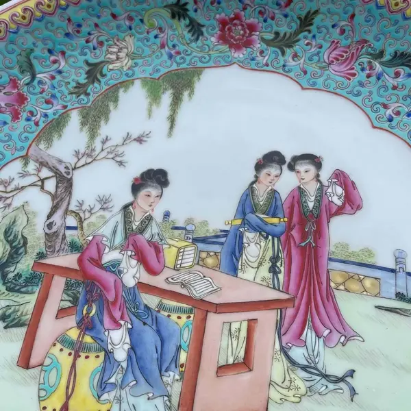 Foto de um(a) Antigo Grande Prato Medalhão Porcelana Japonesa Oriental, da categoria de Pratos Decorativos. Antigo e grande prato/medalhão, também pode ser usado como centro de mesa. Feito e pintado à mão porcelana artística... Mostrado de uma perspectiva diferente. Vendido no marketplace Trésors.