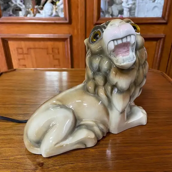 Foto de um(a) Antiga Escultura Abajur Leão Porcelana Italiana Capodimonte, da categoria de Abajures. Capodiomonte. Antigo e raro abajur no formato de leão com traços do período Art Deco, peça artística, feita à mão. Porcelana... Mostrado de uma perspectiva diferente. Vendido no marketplace Trésors.