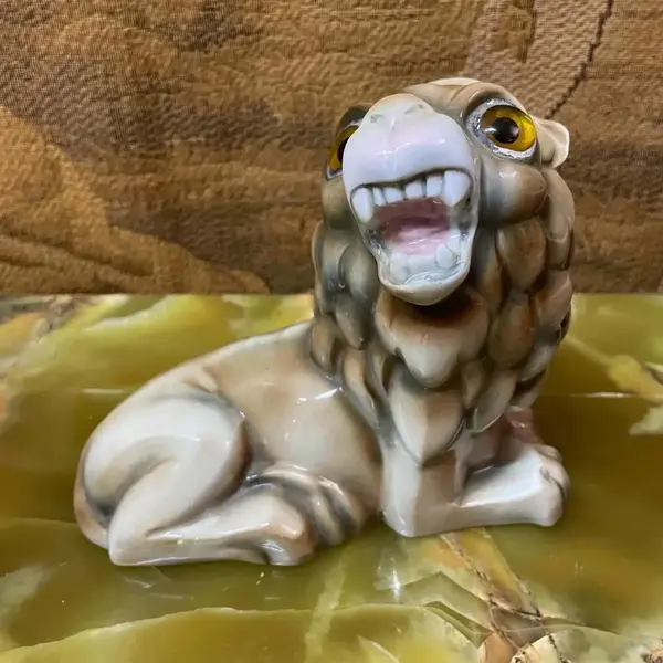 Foto de um(a) Antiga Escultura Abajur Leão Porcelana Italiana Capodimonte, da categoria de Abajures. Capodiomonte. Antigo e raro abajur no formato de leão com traços do período Art Deco, peça artística, feita à mão. Porcelana... Mostrado de uma perspectiva diferente. Vendido no marketplace Trésors.