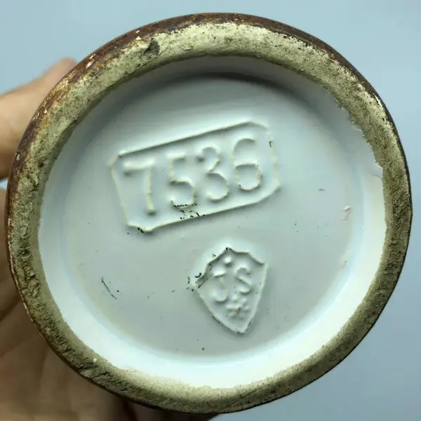 Foto de um(a) Antigo Raro Vaso Jarro Em Porcelana Austríaca Joseph Strnact, da categoria de Vasos. JS - Joseph Strnact. Antigo e lindo vasinho artístico em porcelana austríaca. Pintado à mão. Cada lado da peça tem uma cena... Mostrado de uma perspectiva diferente. Vendido no marketplace Trésors.