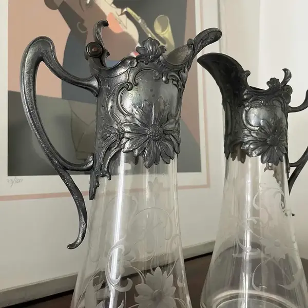 Foto de um(a) Antigo Raro Par De Jarras Claret Jug Cristal Art Nouveau Wmf, da categoria de Garrafas, potes e jarros. WMF. Antigo e raro par de grandes jarras Claret jug em cristal alemão lapidadas à mão, linda decoração floral em relevo.... Mostrado de uma perspectiva diferente. Vendido no marketplace Trésors.