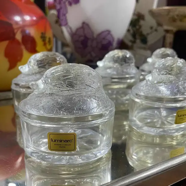 Foto de um(a) Antigas Caixinhas Art Deco Em Cristal Francês Luminarc, da categoria de Cestos e Caixas. Luminarc - Verrerie D’arques. France. Antigo e inusitado conjunto de 6 caixinhas em cristal francês, com decoração de porco... Mostrado de uma perspectiva diferente. Vendido no marketplace Trésors.