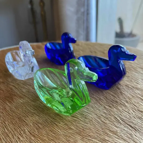 Foto de um(a) Antigo Conjunto Patinhos Saleiro Em Cristal Francês Baccarat, da categoria de Saleiros e pimenteiros. Baccarat. Coleção com 4 patinhos para temperos (sal e pimenta) em cristal francês da renomada manufatura Baccarat. Todas as... Mostrado de uma perspectiva diferente. Vendido no marketplace Trésors.