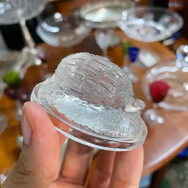 Foto de um(a) Antigas Caixinhas Art Deco Em Cristal Francês Luminarc, da categoria de Cestos e Caixas. Luminarc - Verrerie D’arques. France. Antigo e inusitado conjunto de 6 caixinhas em cristal francês, com decoração de porco... Mostrado de uma perspectiva diferente. Vendido no marketplace Trésors.