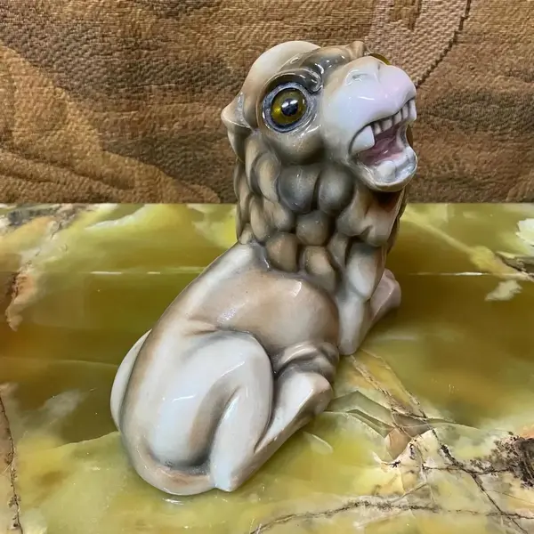 Foto de um(a) Antiga Escultura Abajur Leão Porcelana Italiana Capodimonte, da categoria de Abajures. Capodiomonte. Antigo e raro abajur no formato de leão com traços do período Art Deco, peça artística, feita à mão. Porcelana... Mostrado de uma perspectiva diferente. Vendido no marketplace Trésors.