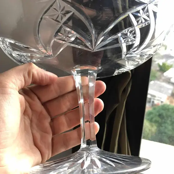 Foto de um(a) Antiga Fina Fruteira Centro De Mesa Cristal Francês Baccarat, da categoria de Fruteiras. Baccarat. Antiga e fina fruteira em cristal francês, toda lapidada à mão com linhas geométricas formando estrelas, o fundo... Mostrado de uma perspectiva diferente. Vendido no marketplace Trésors.