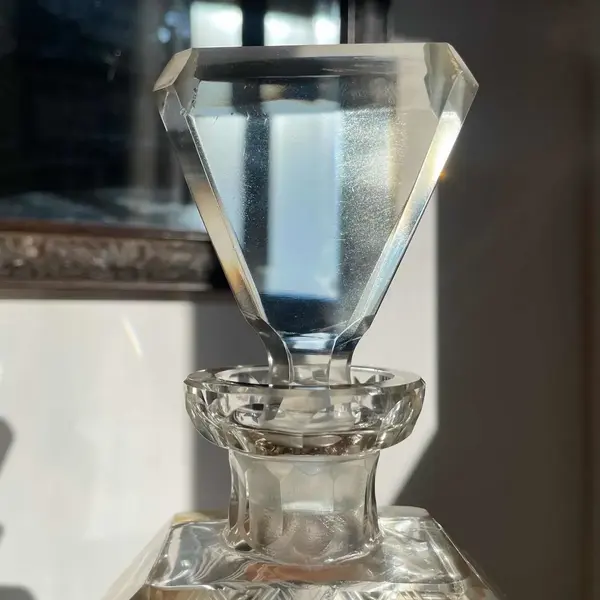 Foto de um(a) Antiga Garrafa Licoreira Art Deco Cristal Tcheco Karl Palda, da categoria de Garrafas. Karl Palda. Antiga e especial garrafa em cristal tcheco facetado, toda lapidada à mão. Delicada lapidação com flores.... Mostrado de uma perspectiva diferente. Vendido no marketplace Trésors.