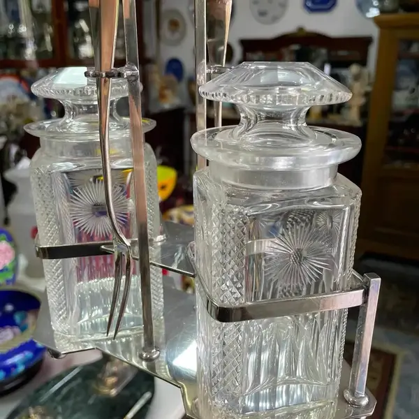 Foto de um(a) Antigo Raro Pote Porta Picles Em Cristal Prata Wmf Art Deco, da categoria de Garrafas, potes e jarros. WMF. Antigo e raro porta picles ou conservas em geral, com recipientes em finíssimo cristal alemão lapidados à mão,... Mostrado de uma perspectiva diferente. Vendido no marketplace Trésors.