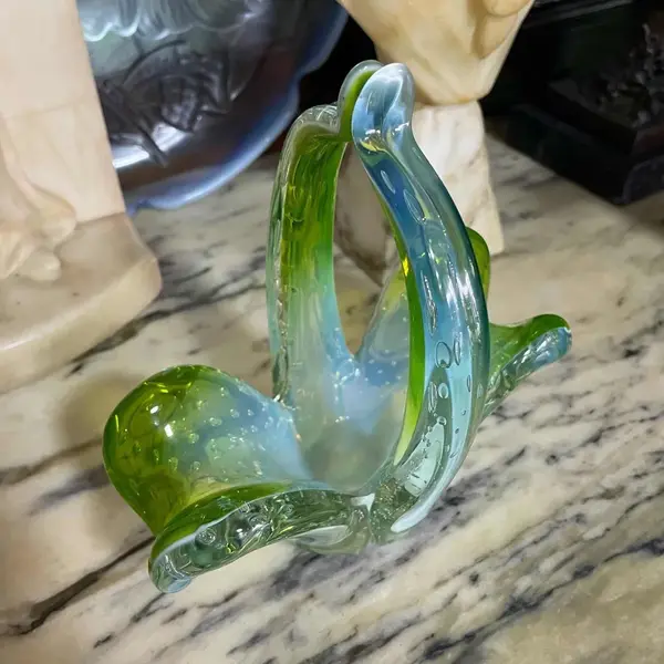Foto de um(a) Antiga Cesta Decorativa Bowl Murano Italiano Opalescente, da categoria de Centro de mesa. Antiga cesta decorativa em legítimo Murano Italiano, cor verde rubi e detalhes opalescente, peça feita à mão. Período Art... Mostrado de uma perspectiva diferente. Vendido no marketplace Trésors.
