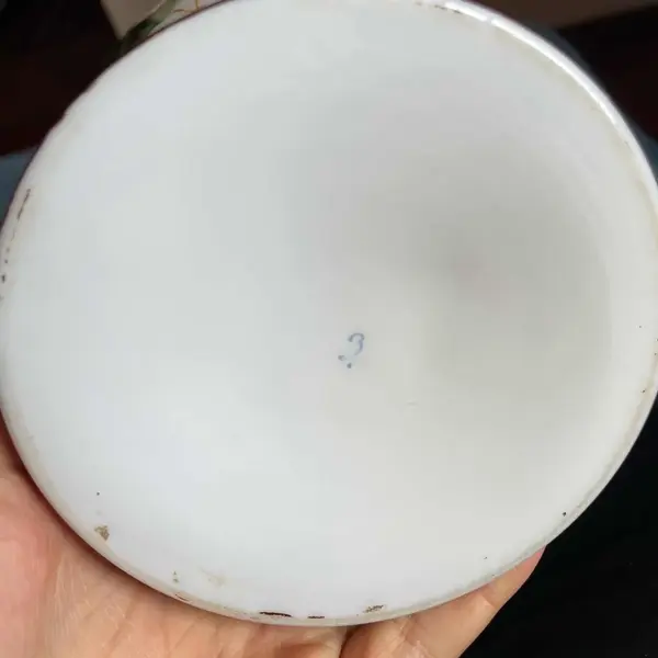 Foto de um(a) Antigo Raro Par De Vasos Em Opalina Francesa Art Nouveau, da categoria de Vasos. Antigo e raro par de vasos artísticos em opalina francesa, cor azul bebê, decoração floral pintada à mão. Peças imponentes e... Mostrado de uma perspectiva diferente. Vendido no marketplace Trésors.