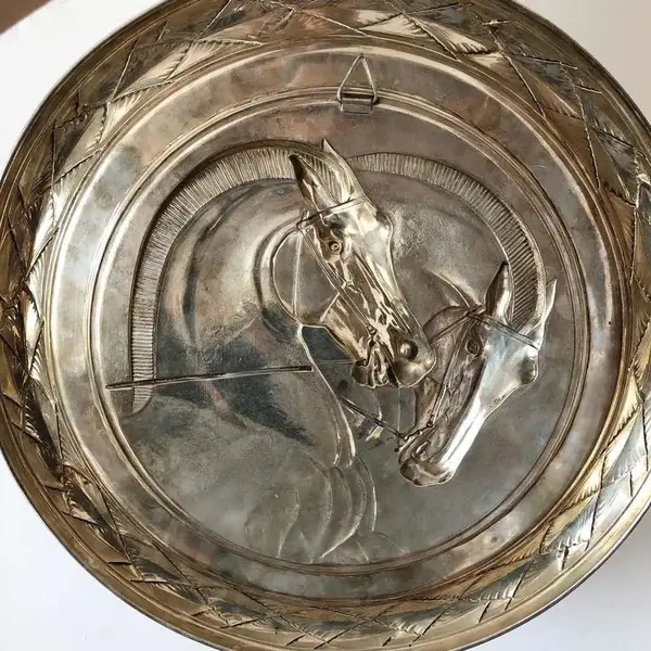 Foto de um(a) Antigo Quadro Medalhão Escultura De Parede Cavalos Em Prata, da categoria de Objetos de parede esculturais. T & B - W Silver. Antigo e importante medalhão artístico em metal espessurado a prata de ótima qualidade, com figuras de... Mostrado de uma perspectiva diferente. Vendido no marketplace Trésors.