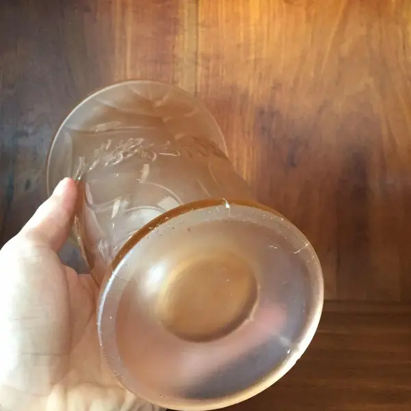 Foto de um(a) Antigo Par Vasos Satiné Art Deco Vidro Artístico Francês, da categoria de Vasos. Antigos e lindos vasos franceses em vidro artístico, ricamente moldado e prensando a ácido. Período Art Deco. Década de... Mostrado de uma perspectiva diferente. Vendido no marketplace Trésors.