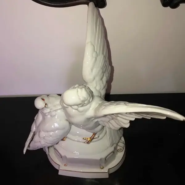 Foto de um(a) Antiga Grande Escultura Art Deco De Pombas Porcelana Alemã, da categoria de Escultura. Kathzhütte Thuringia by Hertwig & Co. Antigo e importante bloco escultórico em porcelana artística alemã, com filetes de... Mostrado de uma perspectiva diferente. Vendido no marketplace Trésors.