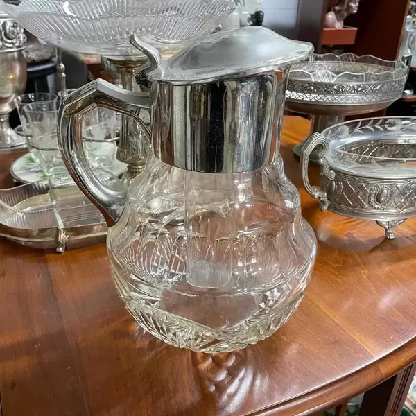 Foto de um(a) Antiga Rara Grande Jarra Refresqueira Art Deco Cristal E Wmf, da categoria de Jarros. WMF. Antiga e grande jarra refresqueira em cristal alemão ricamente lapidado à mão, bocal e alça em metal prateado da famosa... Mostrado de uma perspectiva diferente. Vendido no marketplace Trésors.