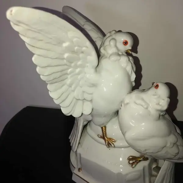 Foto de um(a) Antiga Grande Escultura Art Deco De Pombas Porcelana Alemã, da categoria de Escultura. Kathzhütte Thuringia by Hertwig & Co. Antigo e importante bloco escultórico em porcelana artística alemã, com filetes de... Mostrado de uma perspectiva diferente. Vendido no marketplace Trésors.