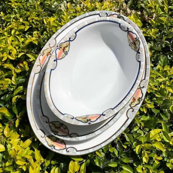 Foto de um(a) Antigo Trio De Travessas Em Porcelana Japonesa Meito China, da categoria de Travessas e tigelas. Meito China, manufatura fundada em 1908. Antigo trio de travessas em fina porcelana japonesa, pintadas à mão e acabamento... Mostrado de uma perspectiva diferente. Vendido no marketplace Trésors.