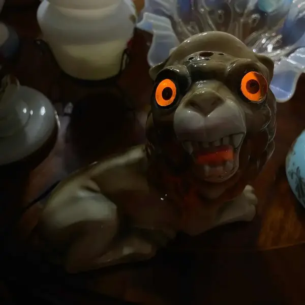 Foto de um(a) Antiga Escultura Abajur Leão Porcelana Italiana Capodimonte, da categoria de Abajures. Capodiomonte. Antigo e raro abajur no formato de leão com traços do período Art Deco, peça artística, feita à mão. Porcelana... Mostrado de uma perspectiva diferente. Vendido no marketplace Trésors.