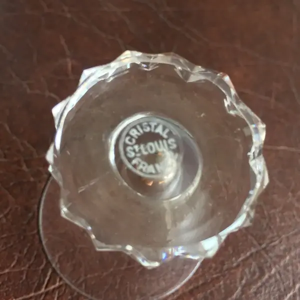 Foto de um(a) Conjunto Cálices Copinhos Em Cristal Francês Saint Louis, da categoria de Copos e taças. 5 antigos copinhos para licor em cristal francês saint louis, selados no fundo, em perfeito estado. Mostrado de uma perspectiva diferente. Vendido no marketplace Trésors.