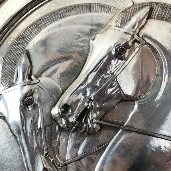 Foto de um(a) Antigo Quadro Medalhão Escultura De Parede Cavalos Em Prata, da categoria de Objetos de parede esculturais. T & B - W Silver. Antigo e importante medalhão artístico em metal espessurado a prata de ótima qualidade, com figuras de... Mostrado de uma perspectiva diferente. Vendido no marketplace Trésors.