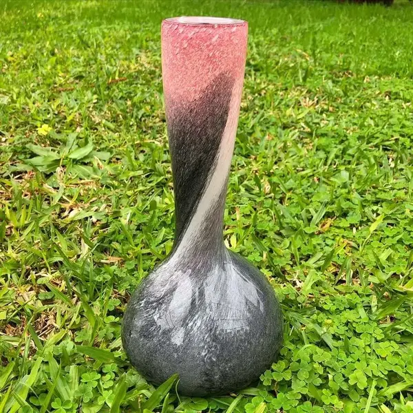 Foto de um(a) Antigo Lindo Jarro Vaso De Murano Italiano Feito À Mão, da categoria de Vasos. Lindo vaso em Murano italiano feito à mão. Peça imponente. Período Art Deco. Cores vivas e brilhantes, muito decorativo. ... Mostrado de uma perspectiva diferente. Vendido no marketplace Trésors.