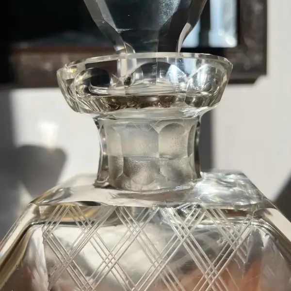 Foto de um(a) Antiga Garrafa Licoreira Art Deco Cristal Tcheco Karl Palda, da categoria de Garrafas. Karl Palda. Antiga e especial garrafa em cristal tcheco facetado, toda lapidada à mão. Delicada lapidação com flores.... Mostrado de uma perspectiva diferente. Vendido no marketplace Trésors.
